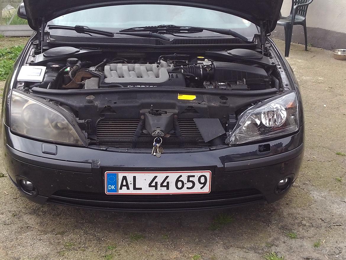Ford Mondeo 2,5 V6 Trend - Gammel malet lygte i højreside af bilen og den nye "fabrikstonet" lygte i venstreside af bilen, satans til forskel... billede 12