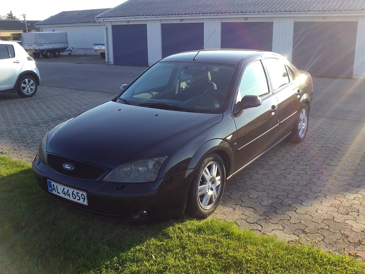 Ford Mondeo 2,5 V6 Trend - Sådan så den ud dagen efter jeg fik den hjem, læg mærke til amatør-malede lygter billede 13