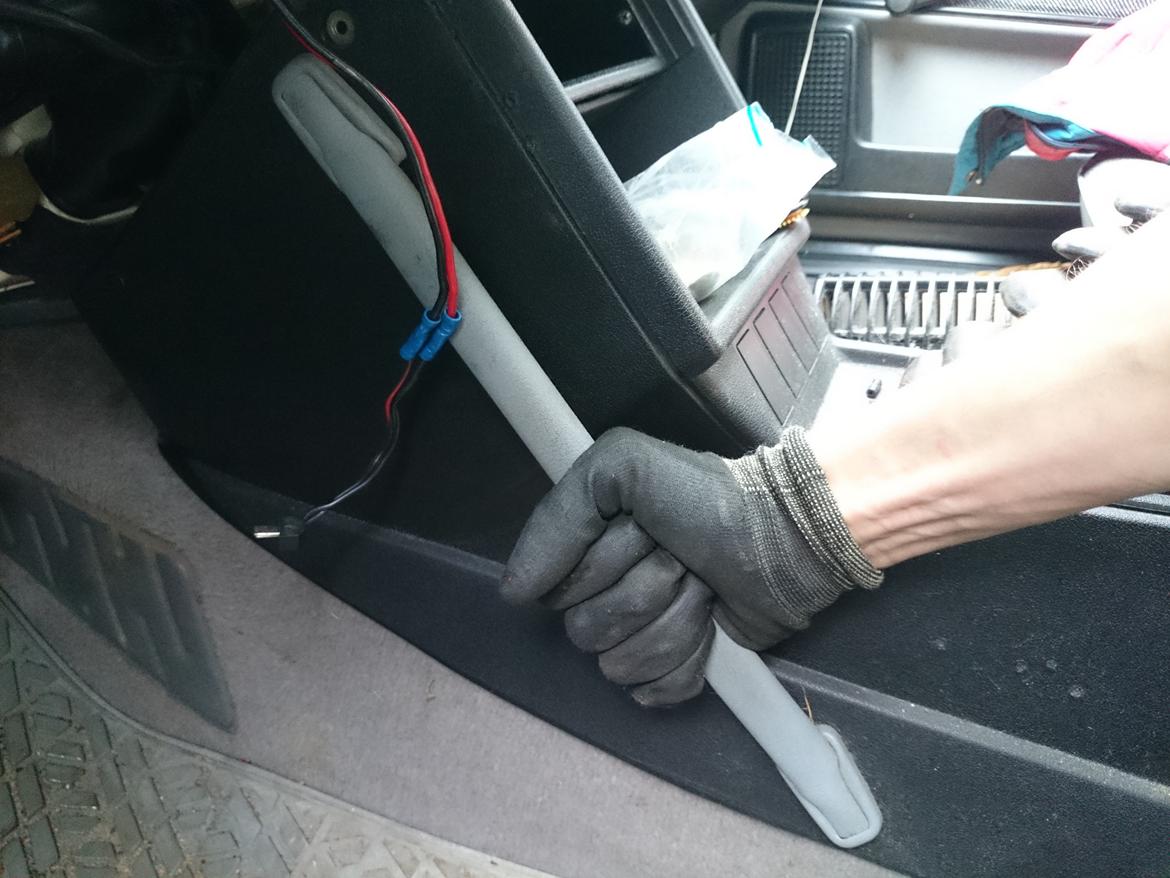 VW Passat GT 1.8i Variant (B2) - Øhm... Jeg er ikke sikker på hvorfor der skal panikhåndtag i føresiden...? billede 13