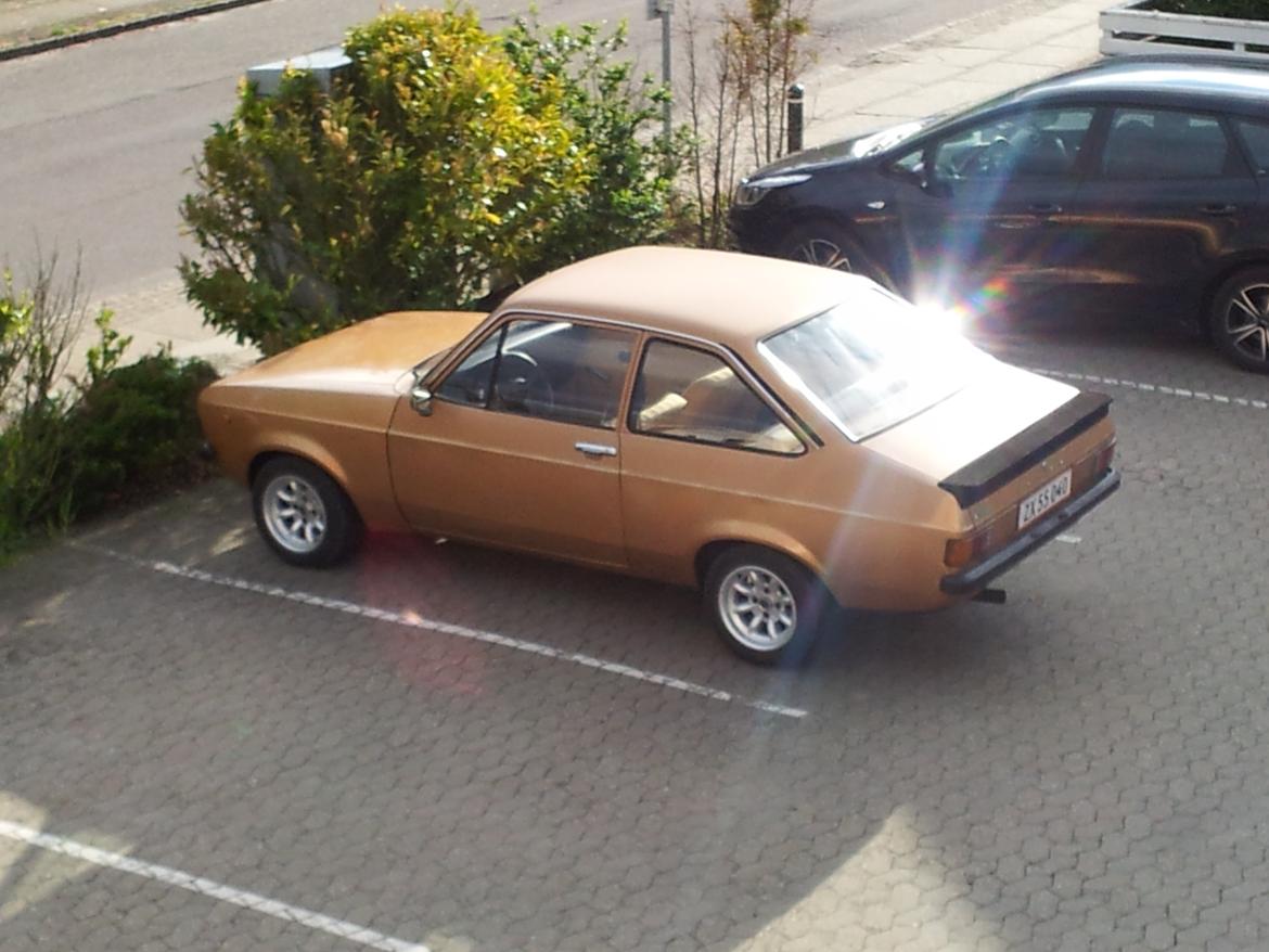 Ford Escort MK2 - Sådan ser den ud efter en vask 5/2014. Blevet noget mat i lakken og fået noget overflade rust... glæder mig til den skal renoveres i 2015, ny farve og motor skilles ad. billede 1