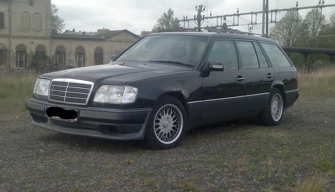 Mercedes Benz S124 - 300TD Turbo - taget hos min far i landskrona sverige, lækre brabus fælge desværre kun 3 af dem med til bilen, første køretur efter toppaknings skift billede 18