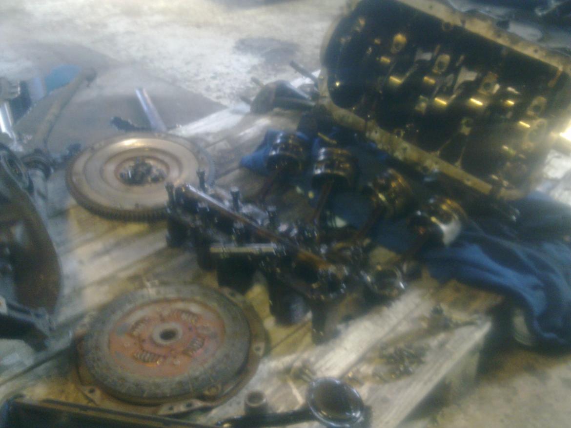 Honda Civic SOLGT! - Ud med det hele, så det kan blive gjort rent og nye dele kan monteres. billede 26