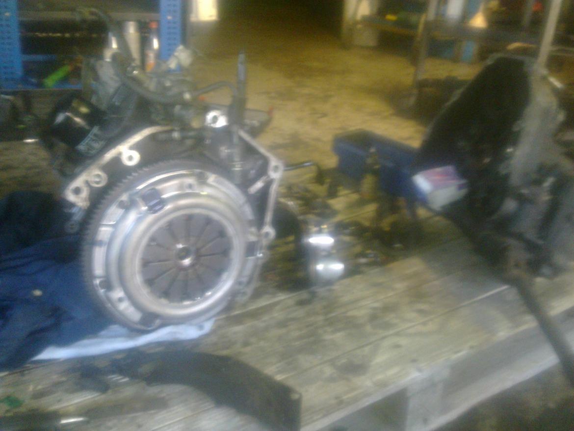 Honda Civic SOLGT! - Svinghjul, kobling og udrykkerleje bliver monteret. billede 29