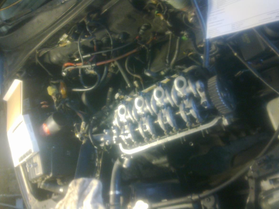 Honda Civic SOLGT! - Motoren blev samlet igen og og sat i. Topstykket bliver monteret med nye Akr strækbolte. billede 36