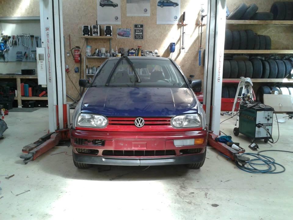 VW Golf 2,9 VR6 Syncro - Ca midtvejs i projektet. Desværre har jeg ikke billede af bilen fra da jeg lige havde hentet den. Men harlikin stilen må vidne om alle de store karrosseridele der er skiftet billede 18