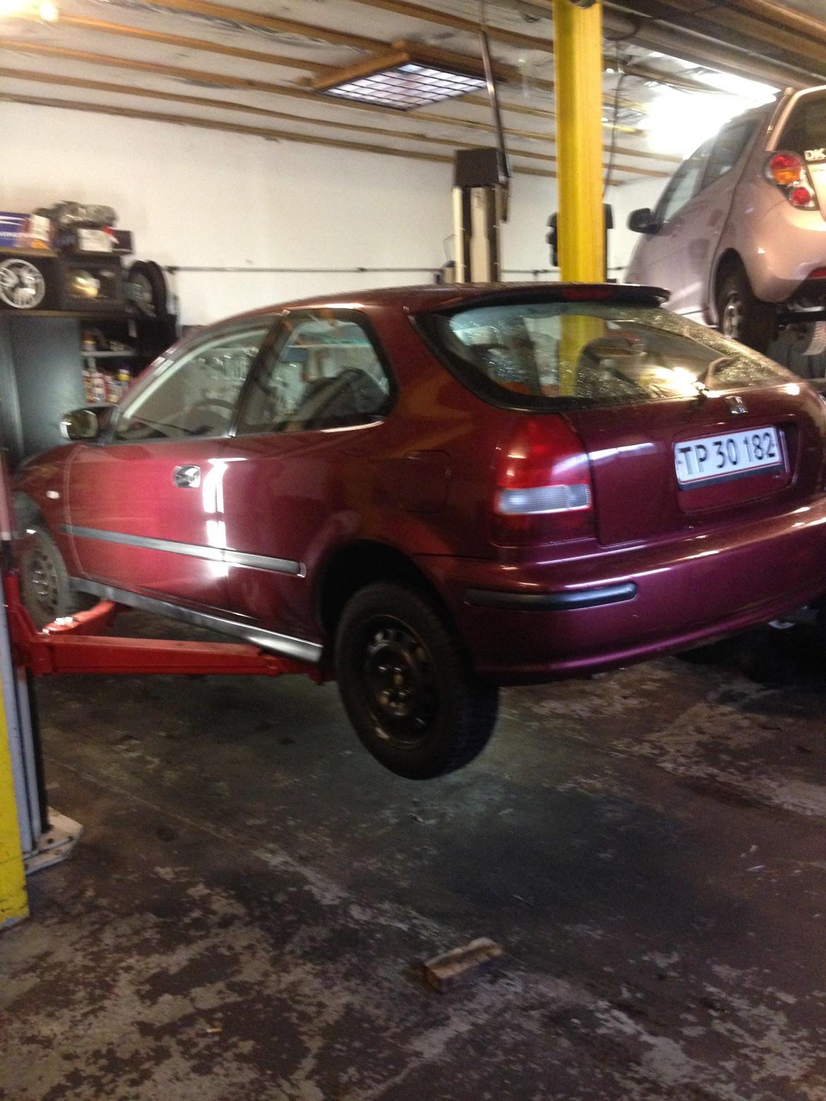 Honda Civic EK3 1.5 VTEC - Så ryger hun ned på maven ;) billede 8