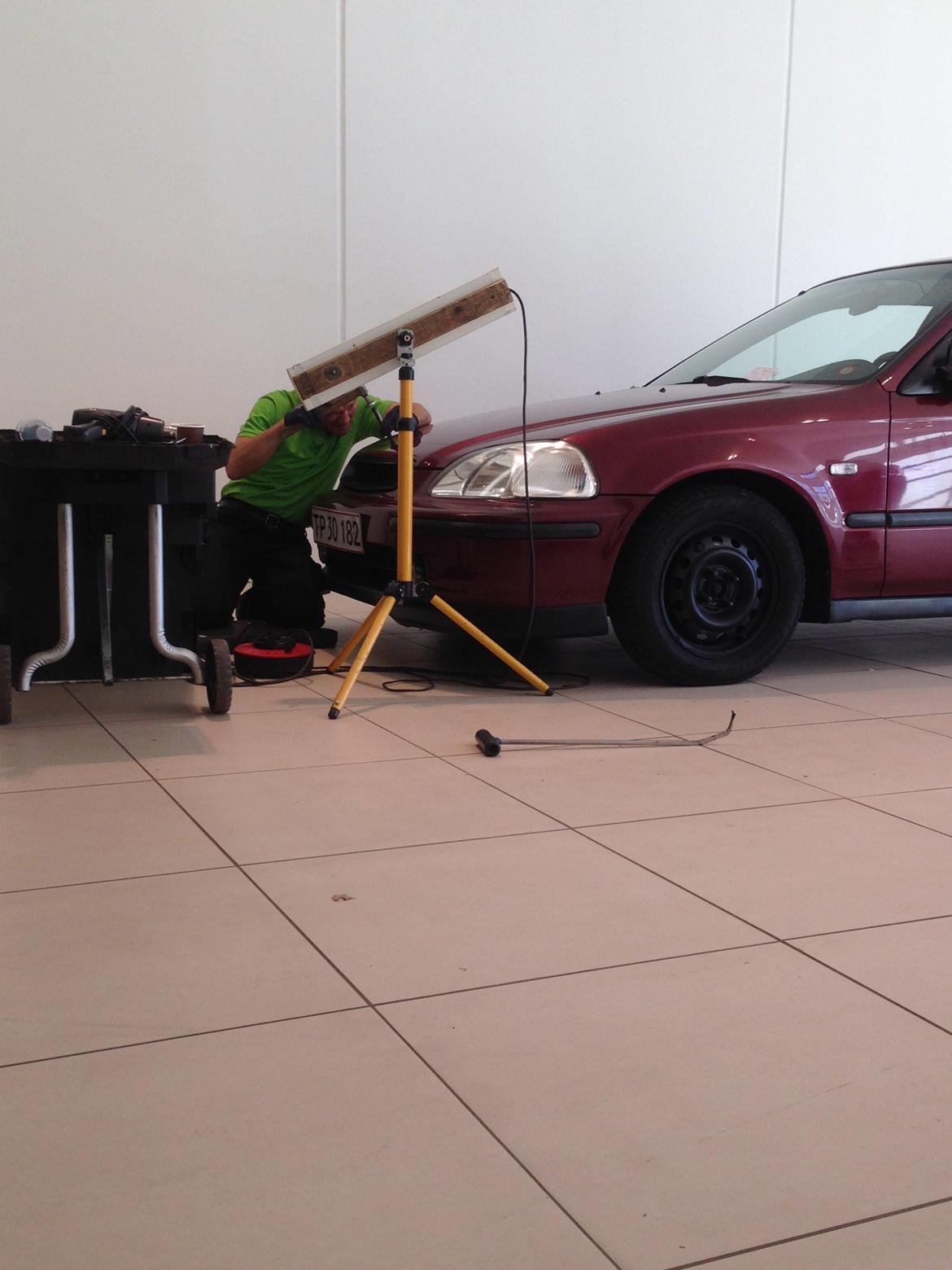 Honda Civic EK3 1.5 VTEC - Skatten er igang med at få sin makeover. får rettet bulerne ud på den, så den står snorlige. billede 16