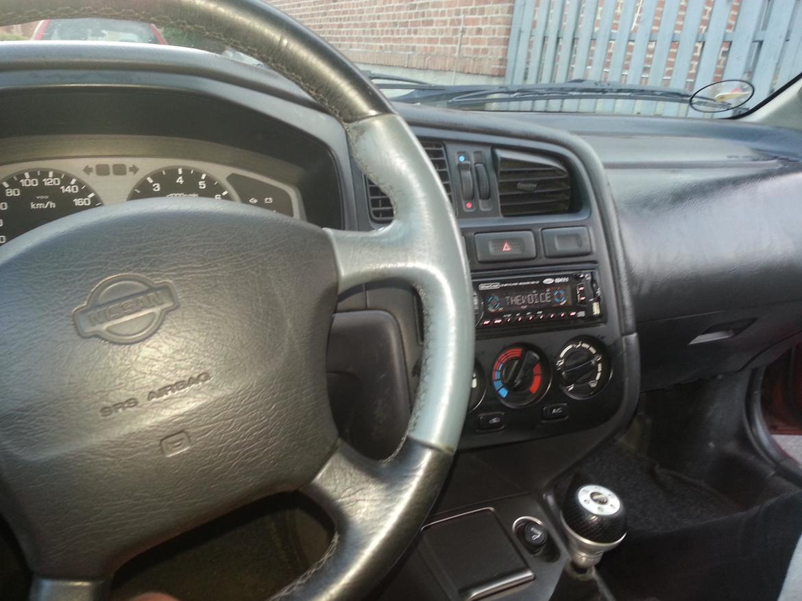 Nissan Primera 1.6 - Instrumentbræt og anlæg vist billede 6