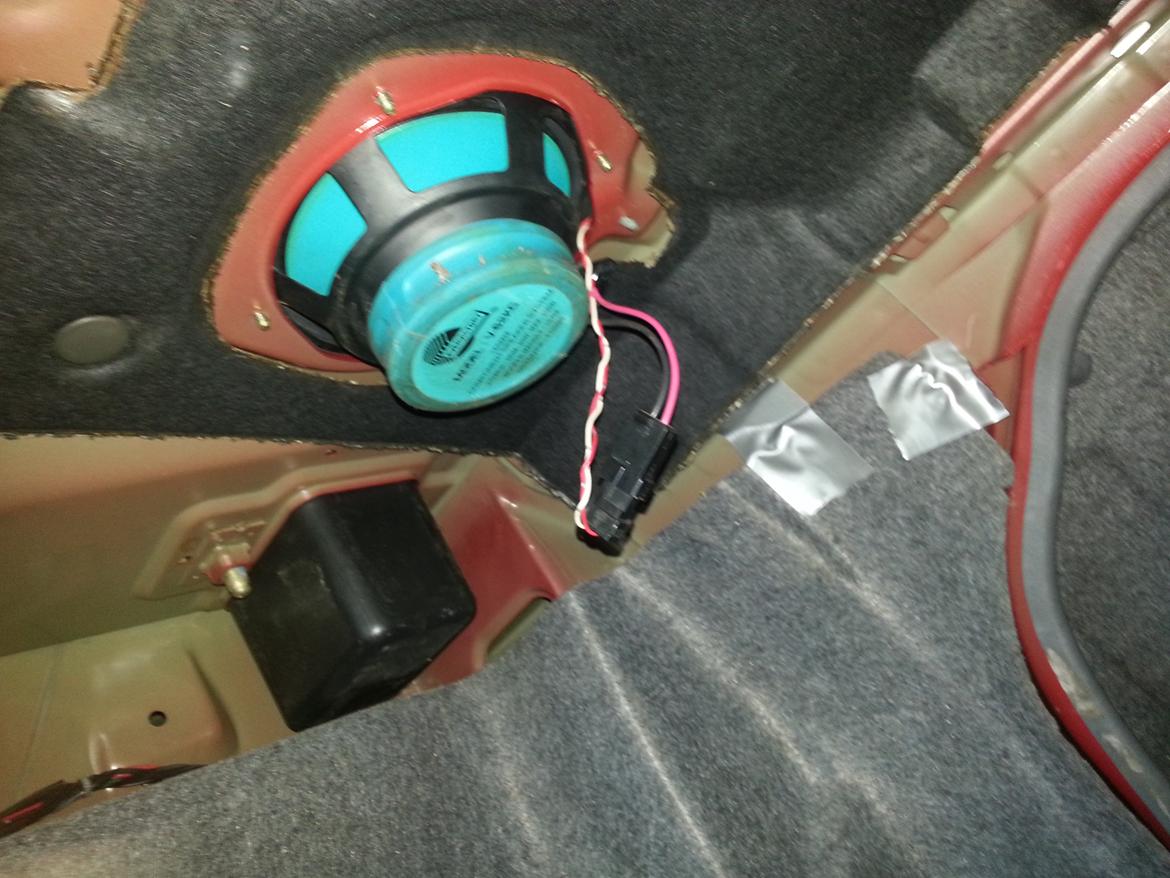 Nissan Primera 1.6 - Den ene baghøjtaler vist billede 11