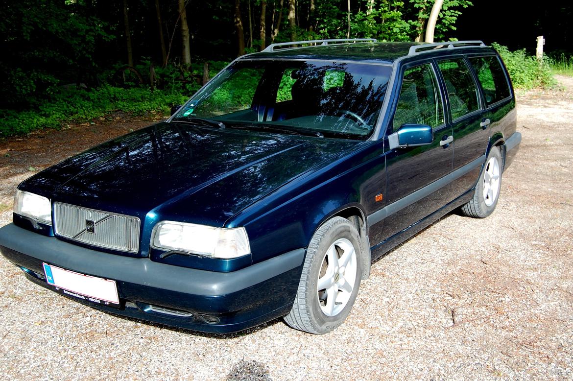 Volvo 850 stc. 2,5 SE - Sjovt at den næsten ser mere blå ud end grøn fra nogle vinkler.  billede 2
