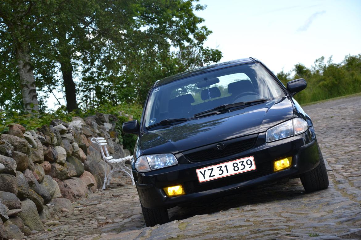 Mazda 323F BJ SLX billede 1