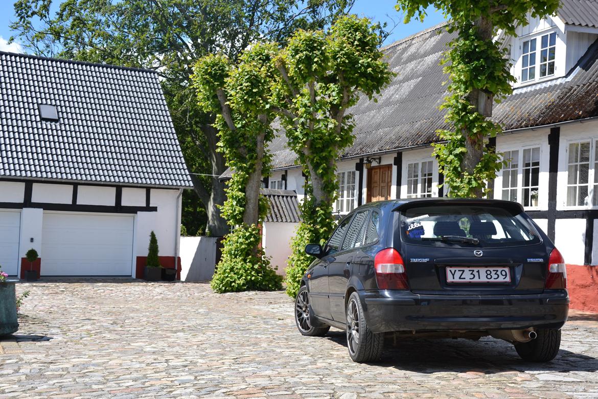 Mazda 323F BJ SLX billede 2