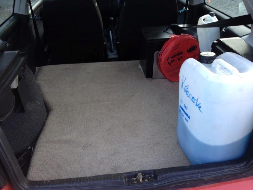 VW Golf 3 1.8 Joker - efter, smidt et trægulv ind med flamingo under og 30mm flamingo over. og så et tæppe på billede 4