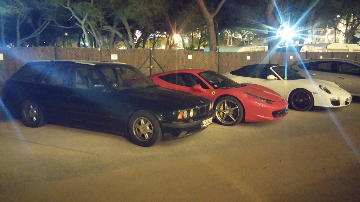 BMW E34 525iA Touring Executive - Overnattende på et hotels privatparkering i godt selskab :D billede 29