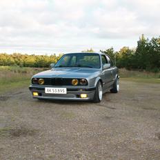 BMW E30 320i