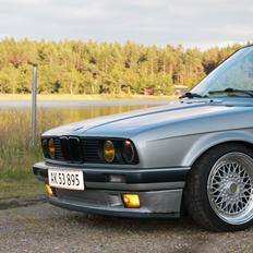 BMW E30 320i