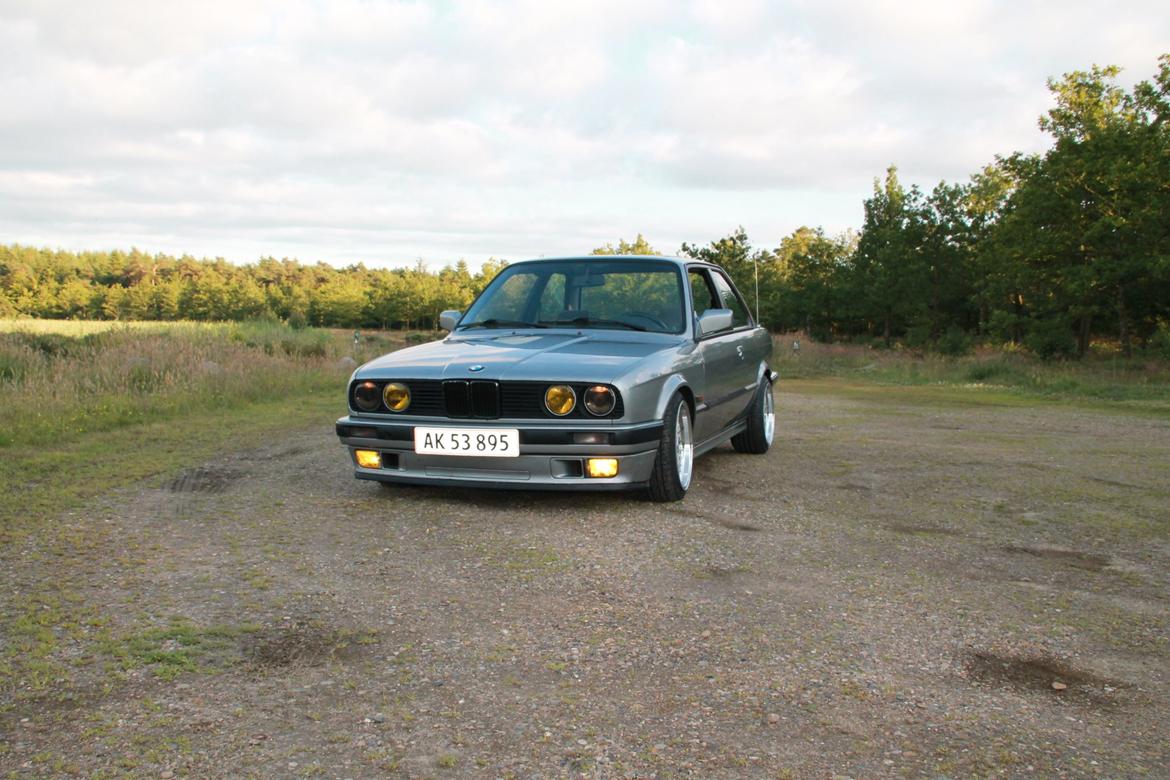 BMW E30 320i billede 1