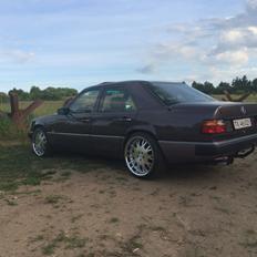 Mercedes Benz W124   260E