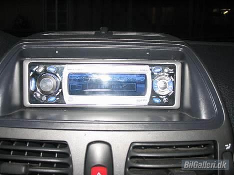 Fiat Bravo HGT ¤Solgt¤ -  Min Cd-Afspiller. Displayet skifter farve billede 15