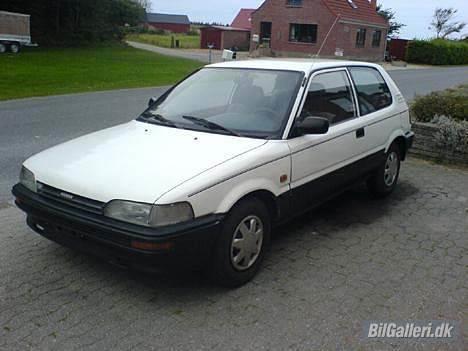 Toyota Corolla XL 1.3 - Som bilen så ud 5. september 2005 da jeg købte den. billede 2