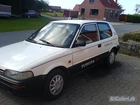 Toyota Corolla XL 1.3 - Så blev der monteret lidt folie logo´er billede 3