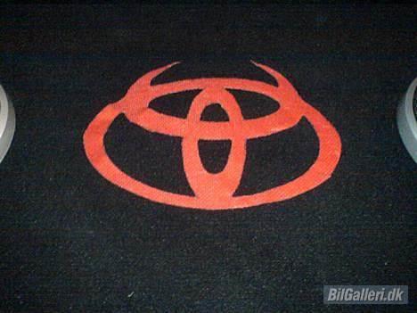 Toyota Corolla XL 1.3 - Legede lidt med en saks og en gammel fodboldtrøje og her er resultatet billede 8