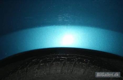 Mazda 323 1.3i 16v LX *SOLGT* - Mellemrum mellem Bagdæk og Skærm.... ikke så meget plads.... ;) billede 8