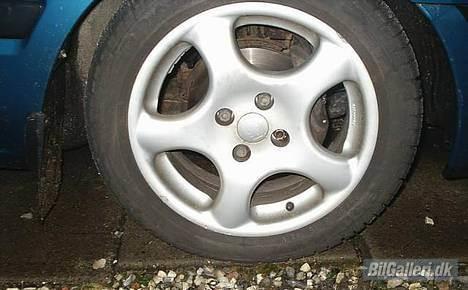 Mazda 323 1.3i 16v LX *SOLGT* billede 10