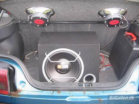 Mazda 323 1.3i 16v LX *SOLGT* - Ikke det vilde anlæg men spiller fint nok til mig ;) billede 11