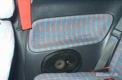 Mazda 323 1.3i 16v LX *SOLGT* - Højtaler ved bagsæddet... billede 12