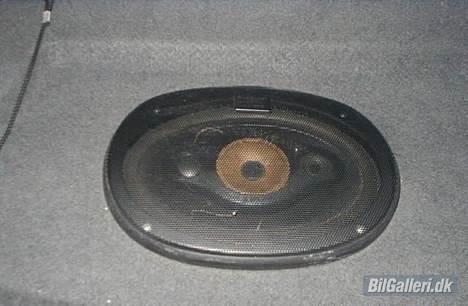 Mazda 323 1.3i 16v LX *SOLGT* billede 13