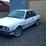BMW E30 320i
