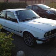 BMW E30 320i