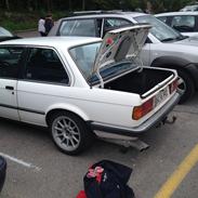 BMW E30 320i