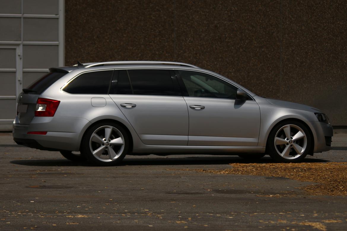 Skoda Octavia combi Elegance 2.0 TDI DSG *SOLGT* billede 2