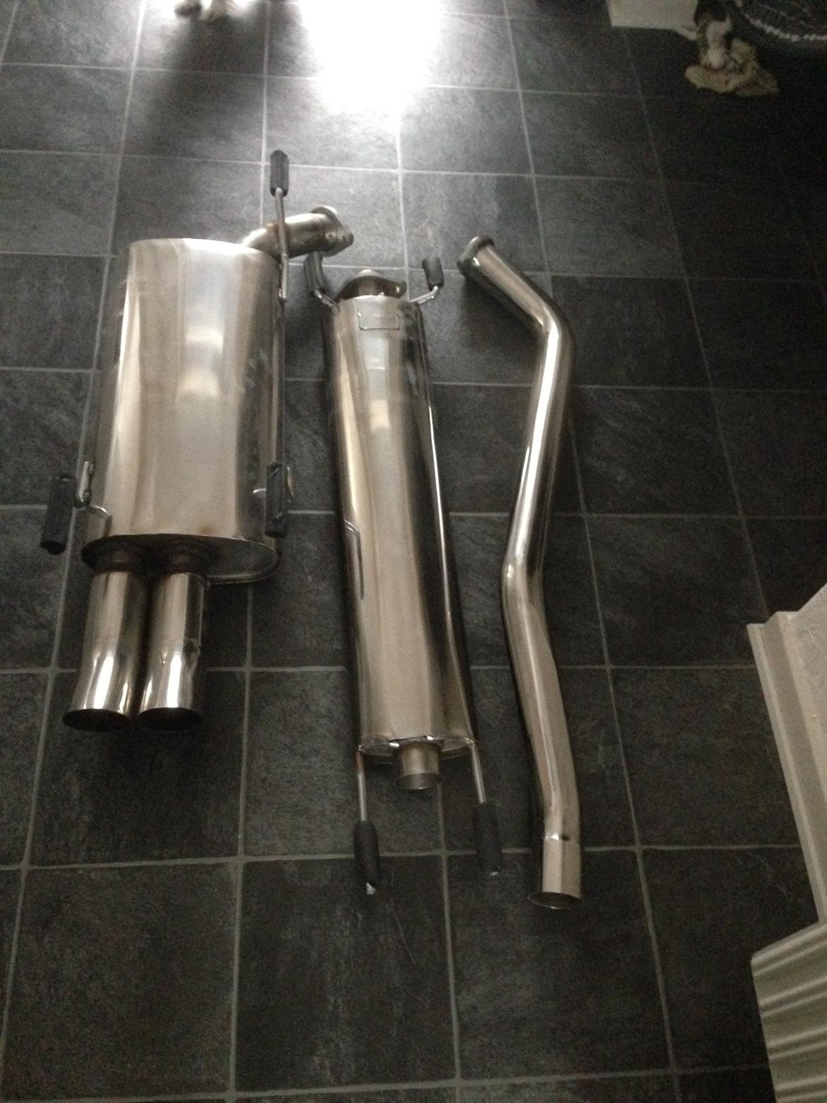 Opel Vectra B - Tabte den bageste pot så tænkte hvorfor ikke upgrade det hele til noget ordentligt^^ skal dog ha ændret udgangen til en enkelt nedad vendende rør istedet... Lyder mega godt uden at larme som en eler anden Thansen potte:) billede 26