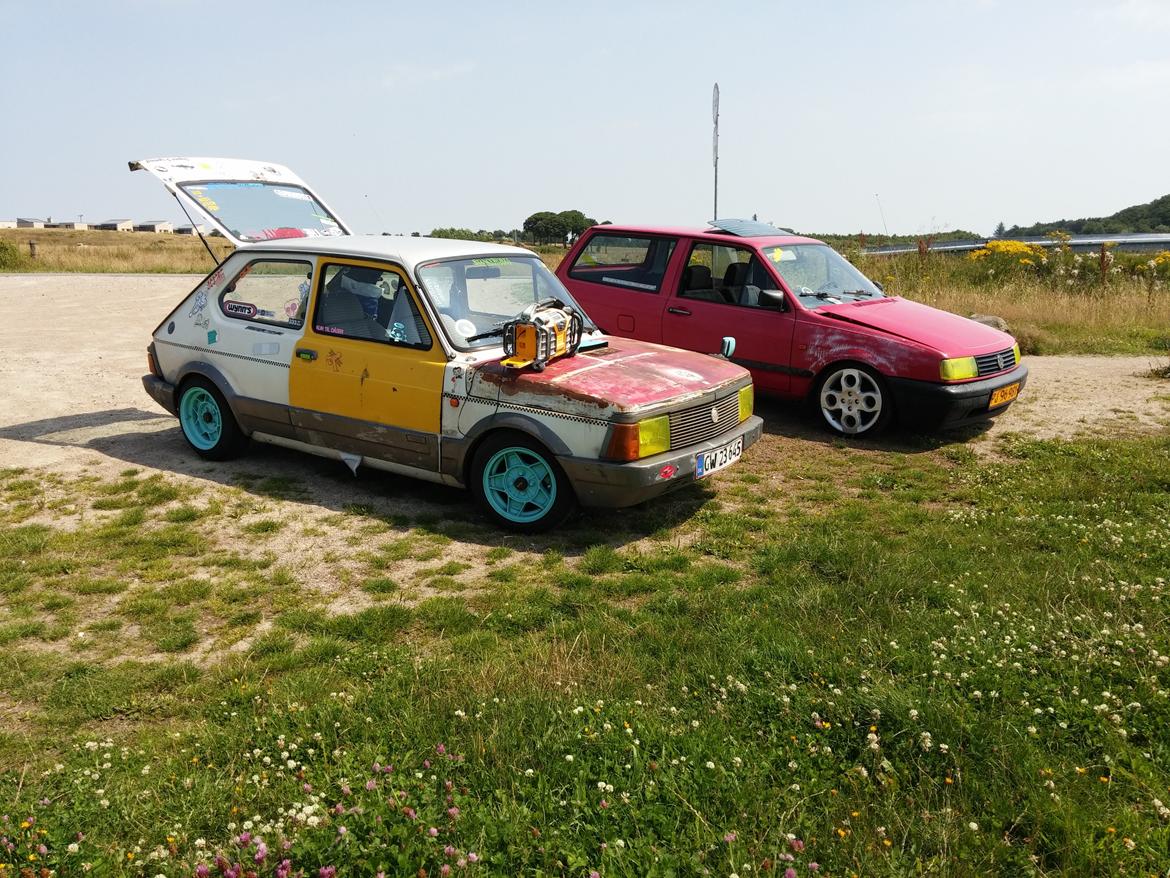 Fiat 127 Mk III 1050 "Boten Anna" - Lige ude og lufte tøserne inden vi gik igang med malearbejdet billede 3