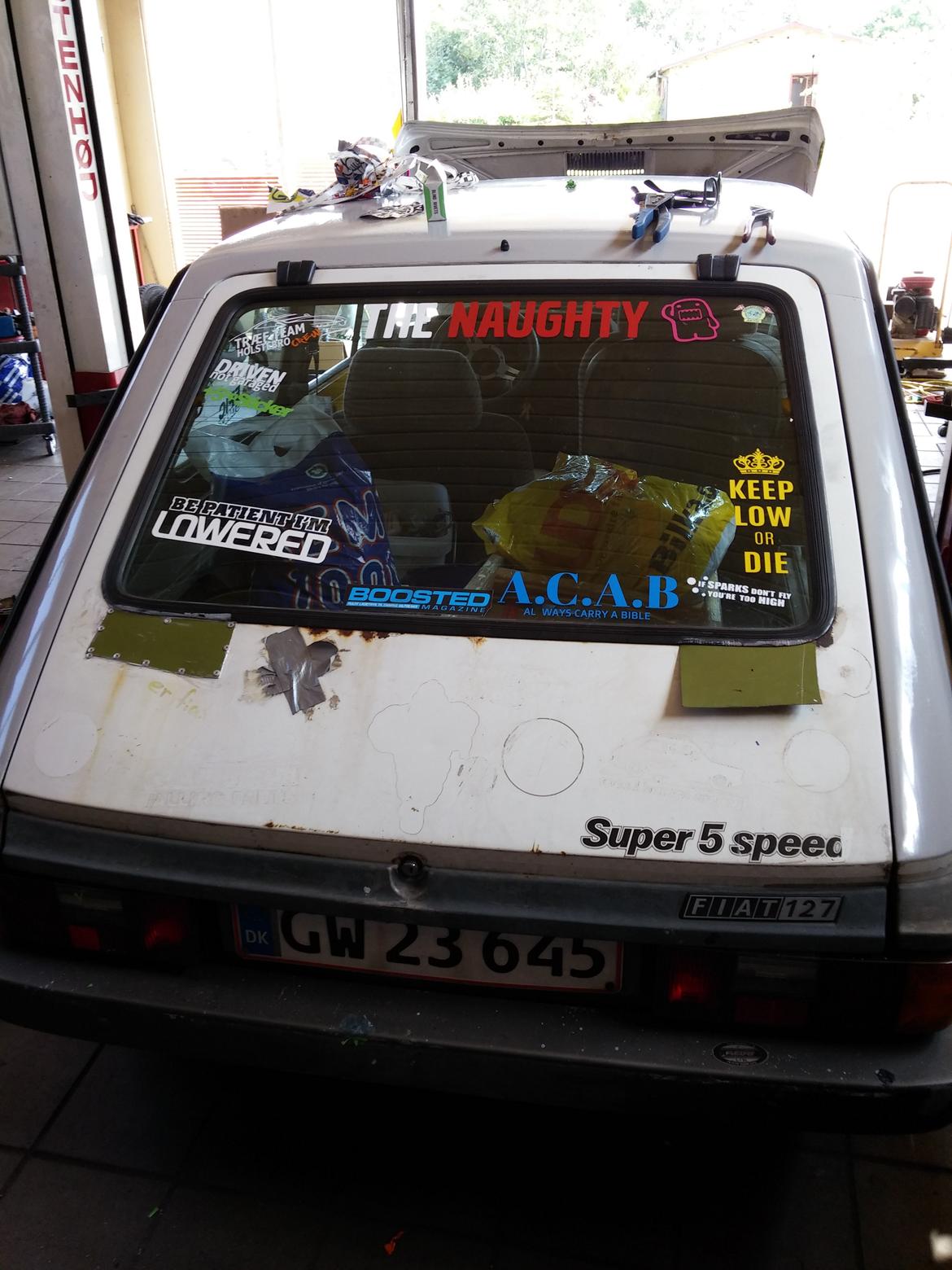 Fiat 127 Mk III 1050 "Boten Anna" - En masse stickers blev fjernet og huller i bagklappen blev stannet billede 4