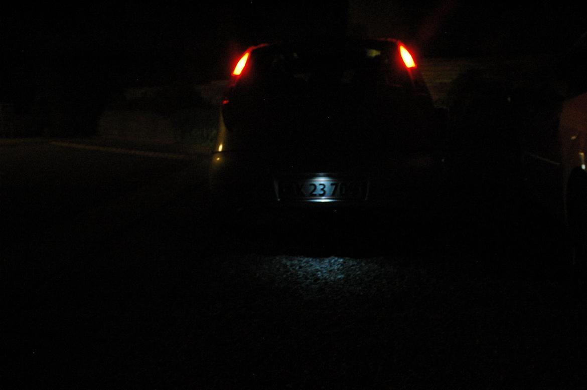 Fiat Punto Mk2 Blue/silver edition - Og nej der er ingen pærer sprugne, nummerpladelyset lyser bare ikke mere billede 18