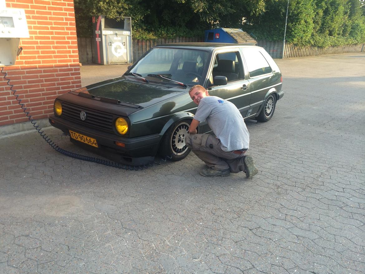 VW golf 2 1,6 turbo diesel.!! - tjekker lige luft før vi kommer på motorvejen hjem efter og have købt den, billede 2