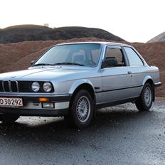 BMW E30 320i