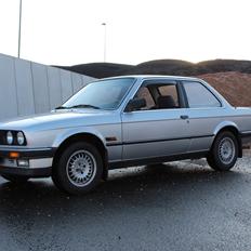 BMW E30 320i