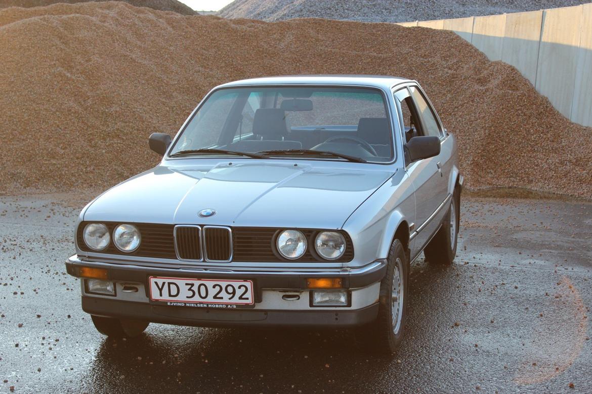BMW E30 320i billede 2