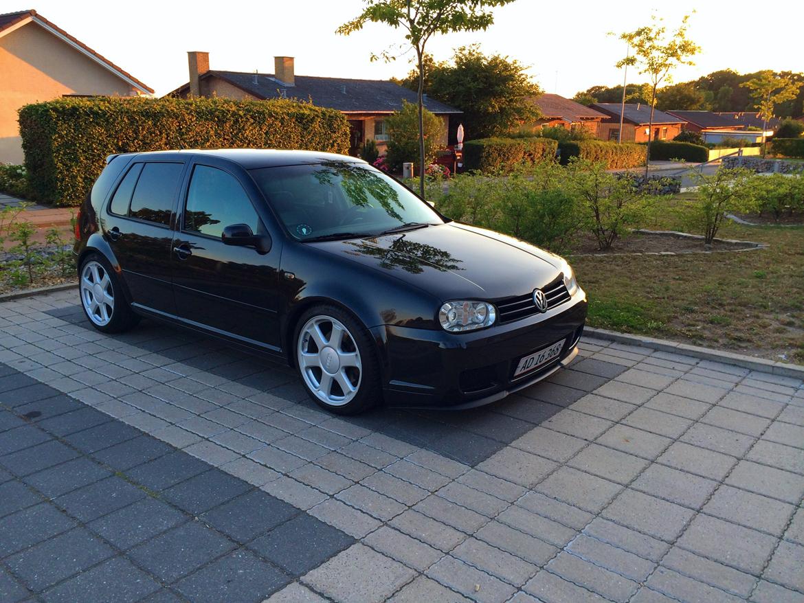 VW Golf IV GTI Exclusive - Som bilen står nu, på orginale audi s8 fælge monteret med spacere fra 5x100 til 5x112 billede 13