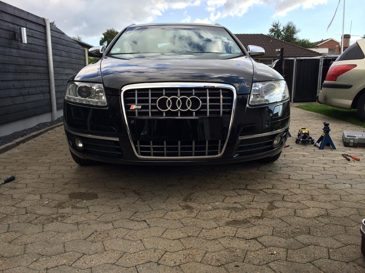Audi A6 Avant - Med ny S6 gril i blanksort og med krom lodrette - Nye org. LED lygter og med S6 sidespejle billede 1