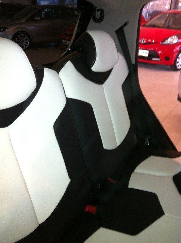 Toyota Aygo 1,0 VVTI T3 - Så er sæderne monteret  billede 2