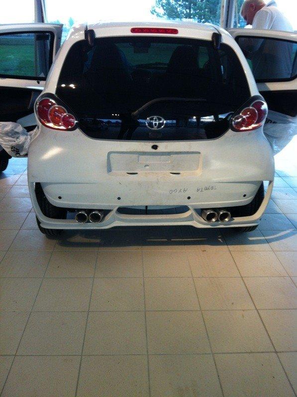 Toyota Aygo 1,0 VVTI T3 - Bagkofanger ved at blive monteret og tilpasset billede 3