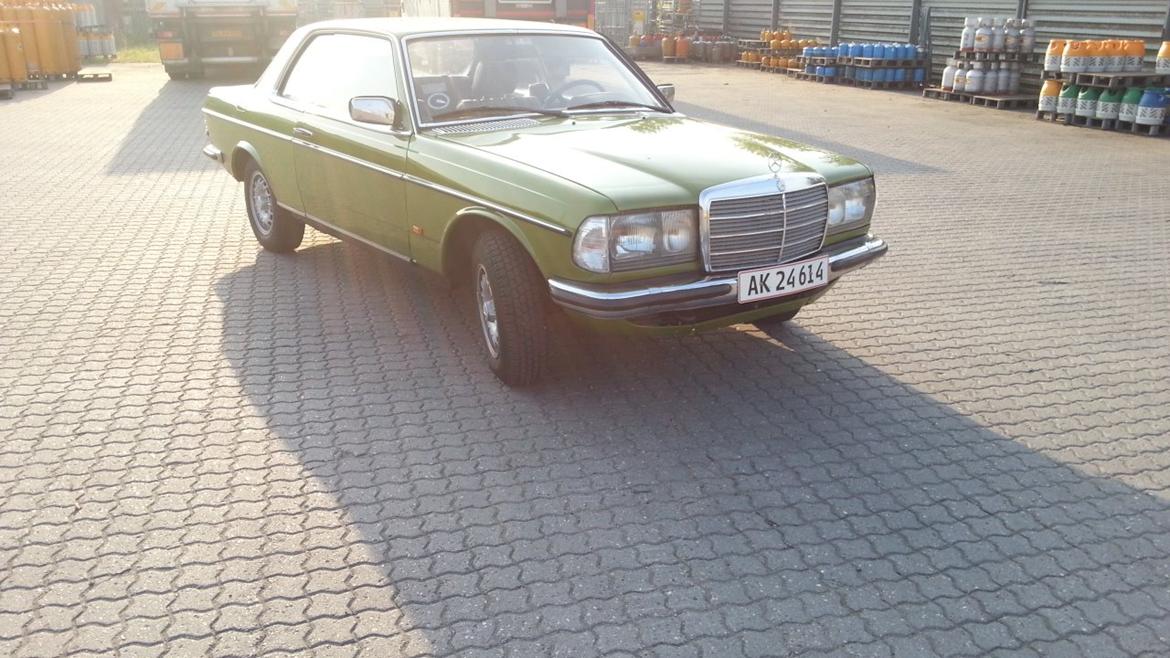 Mercedes Benz w123 230c billede 3