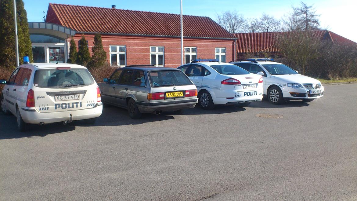 BMW E30 Touring *Street Drifter #3"/Driftmissil - Hænger lige ud med vennerne i Aars :-D billede 3