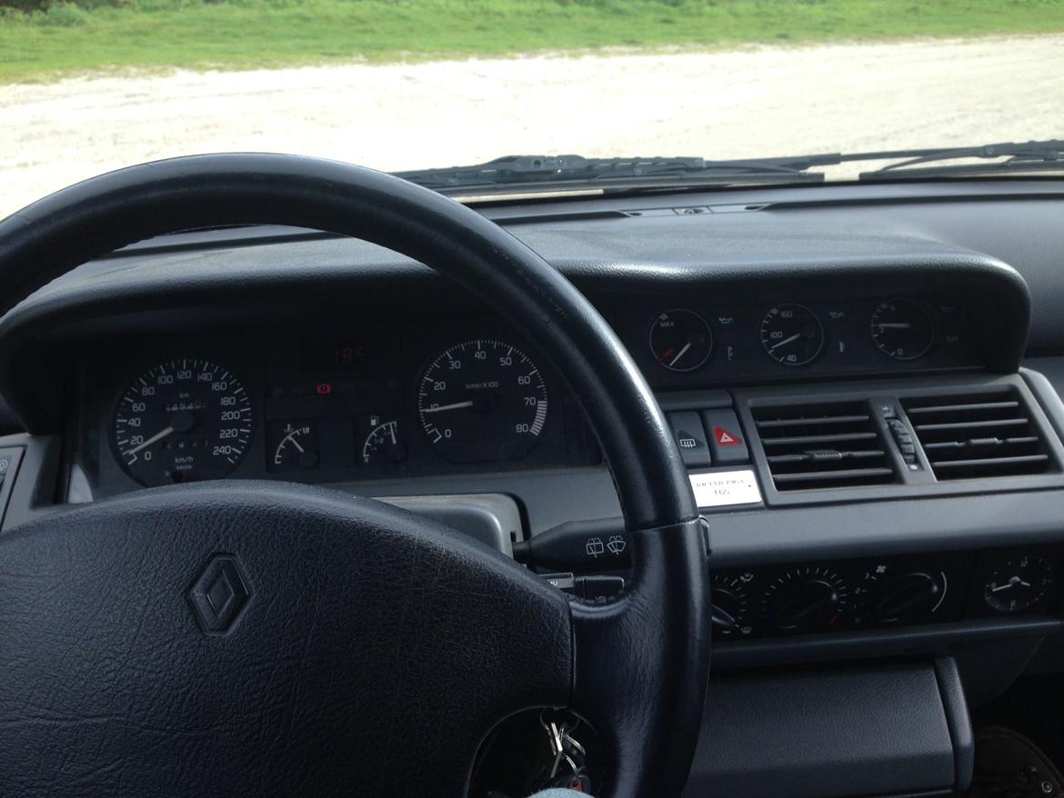 Renault Clio 1.8 16V Grand Prix - Til højre for rattet ses de ekstra ure til olien billede 8